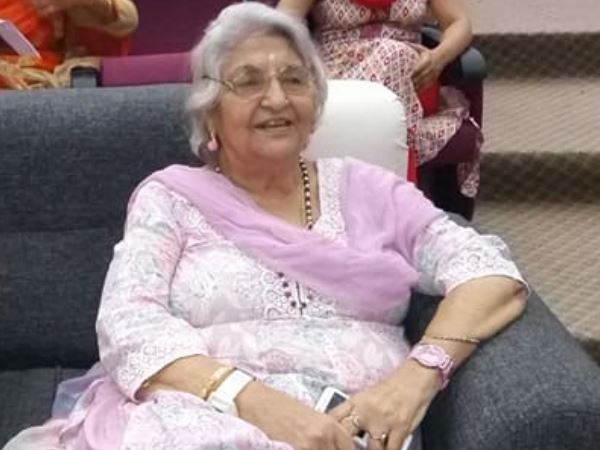 श्रीनगर। जम्मू कश्मीर में जानी मानी स्कॉलर प्रोफेसर रीता जितेंद्र का सोमवार को दिल का दौरा पड़ने से निधन हो गया। समाजिक कार्यकर्ता और डोगरी स्कॉलर रीता दूरदर्शन के कार्यक्रम में थी। रीता जब एंकर से बात कर रही थीं तो तभी अचानक उनको दर्द हुआ और वो गिर पड़ीं। रीता जितेंद्र जम्मू-कश्मीर अकादमी ऑफ आर्ट, संस्कृति और भाषा की सचिव भी रह चुकी थीं। श्रीनगर में दूरदर्शन कश्मीर के कार्यक्रम गुड मॉर्निंग कार्यक्रम में शामिल थीं। इसकी दौरान अचानक उनको दर्द हुआ तो स्टा रीता को लेकर अस्पताल पहुंचा। जहां डॉक्टरों ने सामाजिक कार्यकर्ता को कार्डियक अरेस्ट की बात कही और उन्हें मृत घोषित कर दिया। रीता को दिल का दौरा पड़ने के दौरान का लाइव शो का वीडियो भी सामने आया है। रीता जितेंद्र की मौत पर सामाजिक कार्यकर्ताओं और साहित्य जगत के लोगों ने शोक व्यक्त किया है। सोशल मीडिया पर बहुत से लोगों ने उनकी मौत पर गहरा दुख जाहिक किया है। कई जानी-मानी हस्तियों ने रीता जितेंद्र के निधन को डोगरी भाषा के लिए भारी क्षति बताया है। श्रीनगर। जम्मू कश्मीर में जानी मानी स्कॉलर प्रोफेसर रीता जितेंद्र का सोमवार को दिल का दौरा पड़ने से निधन हो गया। समाजिक कार्यकर्ता और डोगरी स्कॉलर रीता दूरदर्शन के कार्यक्रम में थी। रीता जब एंकर से बात कर रही थीं तो तभी अचानक उनको दर्द हुआ और वो गिर पड़ीं। रीता जितेंद्र जम्मू-कश्मीर अकादमी ऑफ आर्ट, संस्कृति और भाषा की सचिव भी रह चुकी थीं। श्रीनगर में दूरदर्शन कश्मीर के कार्यक्रम गुड मॉर्निंग कार्यक्रम में शामिल थीं। इसकी दौरान अचानक उनको दर्द हुआ तो स्टा रीता को लेकर अस्पताल पहुंचा। जहां डॉक्टरों ने सामाजिक कार्यकर्ता को कार्डियक अरेस्ट की बात कही और उन्हें मृत घोषित कर दिया। रीता को दिल का दौरा पड़ने के दौरान का लाइव शो का वीडियो भी सामने आया है। रीता जितेंद्र की मौत पर सामाजिक कार्यकर्ताओं और साहित्य जगत के लोगों ने शोक व्यक्त किया है। सोशल मीडिया पर बहुत से लोगों ने उनकी मौत पर गहरा दुख जाहिक किया है। कई जानी-मानी हस्तियों ने रीता जितेंद्र के निधन को डोगरी भाषा के लिए भारी क्षति बताया है।
