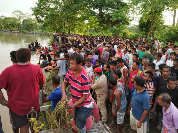 असम में बड़ा हादसा: नदी में गिरी तेज रफ्तार कार, एक ही परिवार के 5 लोगों की मौत असम में बड़ा हादसा: नदी में गिरी तेज रफ्तार कार, एक ही परिवार के 5 लोगों की मौत