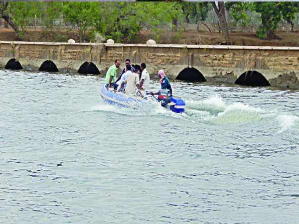 woman jumped into river with her child, kid drown woman jumped into river with her child, kid drown