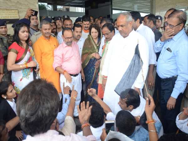 sc st act protesters show black flag to BJP leaders and mayor sc st act protesters show black flag to BJP leaders and mayor