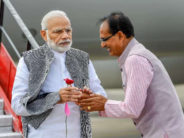शिवराज की अगवानी के दौरान गंभीर नजर आए पीएम मोदी
