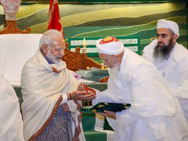 दाऊदी बोहरा समुदाय के कार्यक्रम में इस अंदाज में नजर आए पीएम मोदी