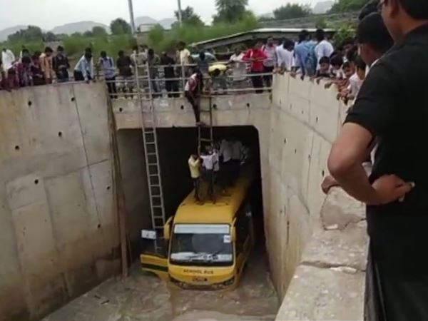पानी से भरे अंडरपास में फंसी स्कूल बस, छात्रों को यूं निकाला पानी से भरे अंडरपास में फंसी स्कूल बस, छात्रों को यूं निकाला