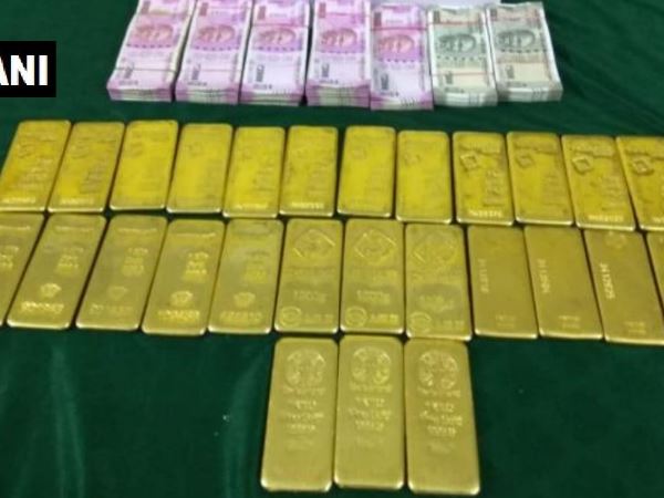 बड़ी कार्रवाई: 8.61 करोड़ के गोल्ड बार के साथ तस्कर गिरफ्तार बड़ी कार्रवाई: 8.61 करोड़ के गोल्ड बार के साथ तस्कर गिरफ्तार