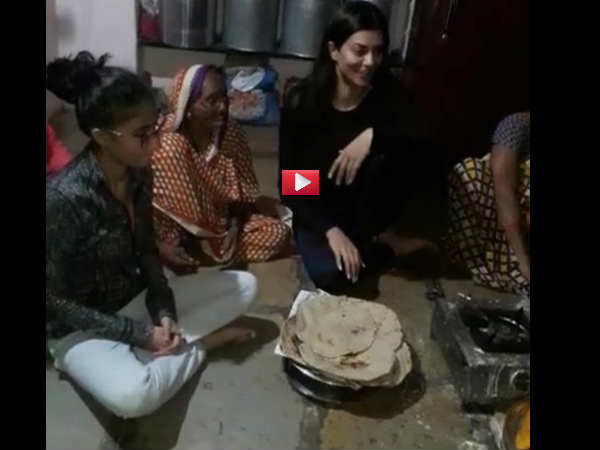 गरीब परिवार के घर जमीन पर बैठीं सुष्मिता सेन
