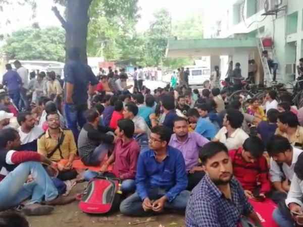 5696 successful teacher recruitment candidate protested in lucknow 5696 successful teacher recruitment candidate protested in lucknow