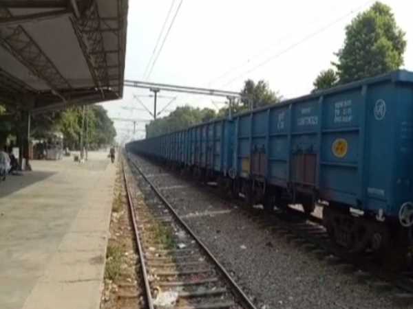packets of drugs worth lakhs of rupees recovered from the train packets of drugs worth lakhs of rupees recovered from the train