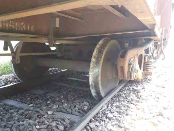 goods trrain derails in shahjahanpur, trains stopped for three hours goods trrain derails in shahjahanpur, trains stopped for three hours