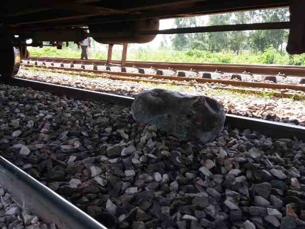 goods trrain derails in shahjahanpur, trains stopped for three hours goods trrain derails in shahjahanpur, trains stopped for three hours