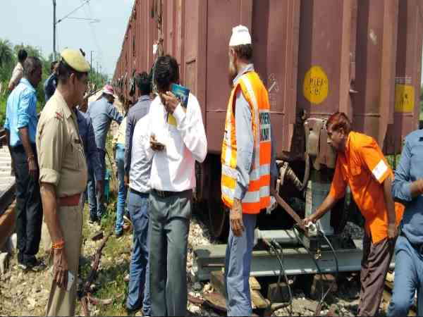 goods trrain derails in shahjahanpur, trains stopped for three hours goods trrain derails in shahjahanpur, trains stopped for three hours