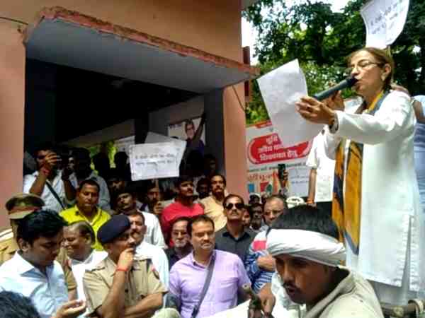 उन्नाव में बैलगाड़ी से निकली सांसद