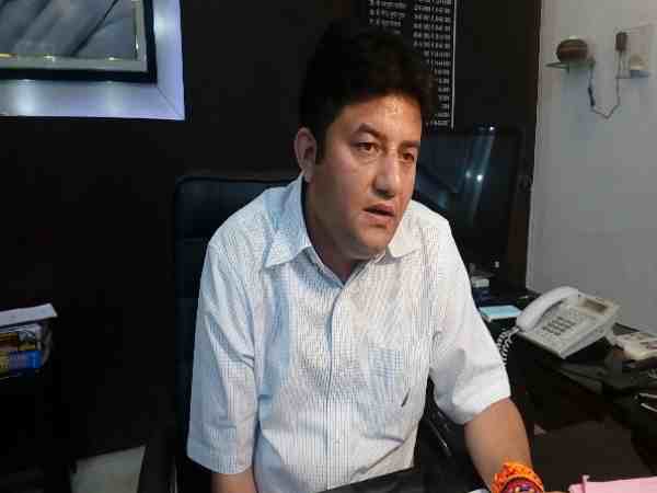 यूपी: जिलाधिकारी के खौफ से बिजली विभाग के कर्मचारियों ने की सामूहिक तबादले की मांग यूपी: जिलाधिकारी के खौफ से बिजली विभाग के कर्मचारियों ने की सामूहिक तबादले की मांग