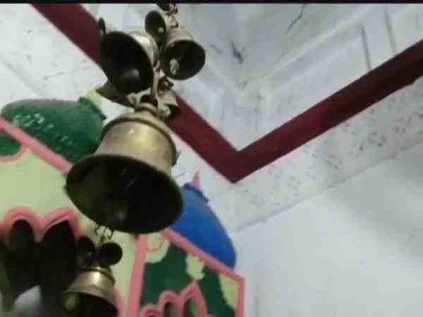 यूपी: मंदिर में दो घंटे घूमता रहा घण्टा, क्या इसके पिछे है कोई शक्ति या विज्ञान यूपी: मंदिर में दो घंटे घूमता रहा घण्टा, क्या इसके पिछे है कोई शक्ति या विज्ञान