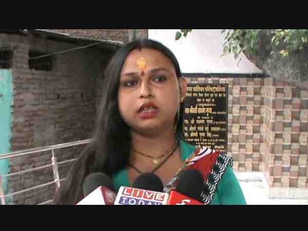यूपी: किन्नरों ने किया अनोखा विरोध प्रदर्शन, सभी राजनैतिक पार्टियों का किया विरोध यूपी: किन्नरों ने किया अनोखा विरोध प्रदर्शन, सभी राजनैतिक पार्टियों का किया विरोध