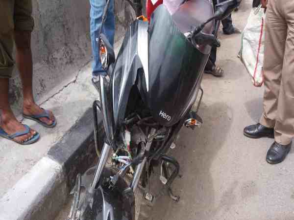 हाइवे की सीसीटीवी में कैद हुआ लाइव एक्सीडेंट का वीडियो, घटना में बच्चे की हालत गंभीर हाइवे की सीसीटीवी में कैद हुआ लाइव एक्सीडेंट का वीडियो, घटना में बच्चे की हालत गंभीर