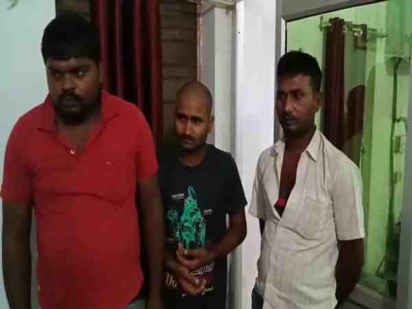 यूपी: नकली एसटीएफ अधिकारी बन करते थे अपहरण का काम, पैसे ना मिलने पर जेल भेजने की देते थे धमकी यूपी: नकली एसटीएफ अधिकारी बन करते थे अपहरण का काम, पैसे ना मिलने पर जेल भेजने की देते थे धमकी