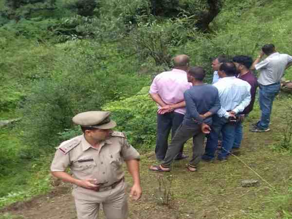 शिमला में हुआ दर्दनाक कार हादसा, कार सवार पांच लोगों की मौके पर मौत शिमला में हुआ दर्दनाक कार हादसा, कार सवार पांच लोगों की मौके पर मौत