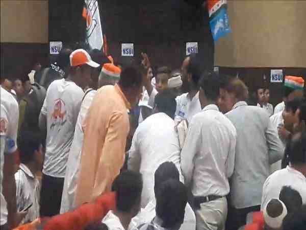 यूपी: मंच पर मौजूद थे कांग्रेस के ये दिग्गज नेता, पर कांग्रेसी खाने को लेकर कर रहे थे बवाल यूपी: मंच पर मौजूद थे कांग्रेस के ये दिग्गज नेता, पर कांग्रेसी खाने को लेकर कर रहे थे बवाल