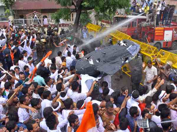 छत्तीसगढ़: मंत्री के घर में कचरा फेंकने पर पुलिस ने कांग्रेसी कार्यकर्ताओं पर किया लाठीचार्ज छत्तीसगढ़: मंत्री के घर में कचरा फेंकने पर पुलिस ने कांग्रेसी कार्यकर्ताओं पर किया लाठीचार्ज