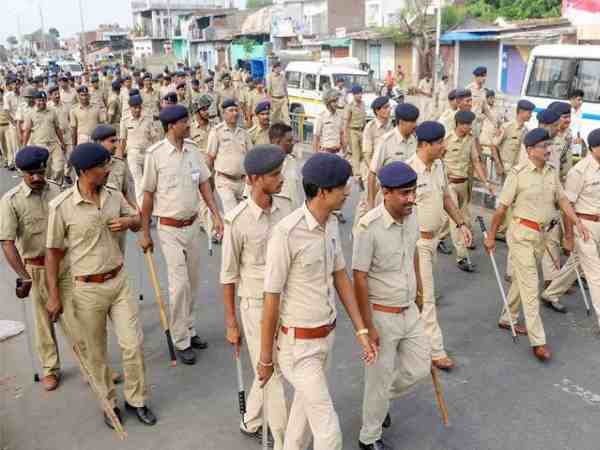 मध्य प्रदेश: चोर को पकड़ने गई क्राइम ब्रांच की टीम को ग्रामीणों ने बनाया बंधक, पुलिस के आने के बाद किया मुक्त मध्य प्रदेश: चोर को पकड़ने गई क्राइम ब्रांच की टीम को ग्रामीणों ने बनाया बंधक, पुलिस के आने के बाद किया मुक्त