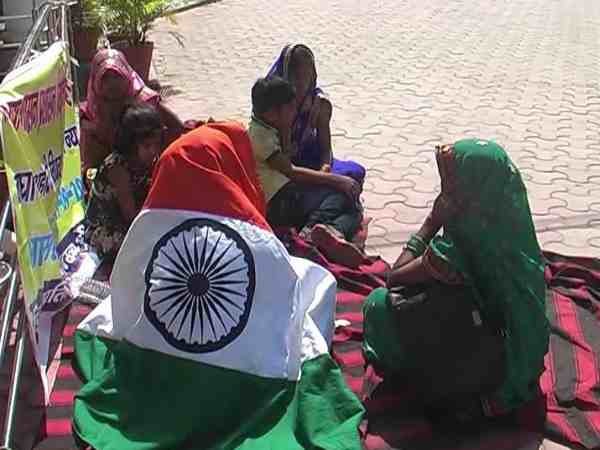 यूपी: प्रशासन के पक्षपात से नाराज शहीद की पत्नी ने तिरंगा ओढ़कर दिया धरना, कहा जतिवाद है मुख्य वजह यूपी: प्रशासन के पक्षपात से नाराज शहीद की पत्नी ने तिरंगा ओढ़कर दिया धरना, कहा जतिवाद है मुख्य वजह