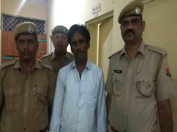 नकली चांदी को असली बताकर सोनारों को लगाता था चूना, अब चढ़ा पुलिस के हत्थे, डेढ़ किलों चांदी बरामद नकली चांदी को असली बताकर सोनारों को लगाता था चूना, अब चढ़ा पुलिस के हत्थे, डेढ़ किलों चांदी बरामद