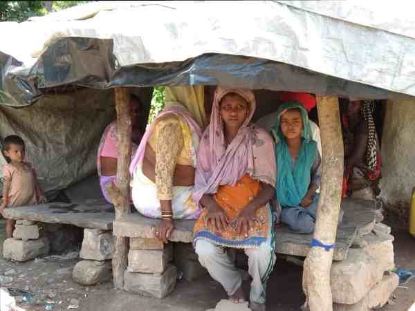 यूपी: बीस रुपए के चक्कर में आरोपी ने महिला का सर कूचकर किया हत्या, महिला की मौके पर मौत यूपी: बीस रुपए के चक्कर में आरोपी ने महिला का सर कूचकर किया हत्या, महिला की मौके पर मौत