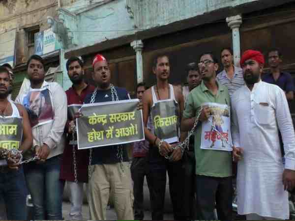 सपा कार्यकर्ताओं का प्रदर्शन