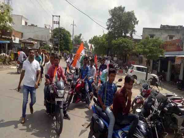 यूपी: भारत बंद कराने बैल गाड़ी से निकले कांग्रेसी नेता, नगर भ्रमण कर बंद कराई दुकाने यूपी: भारत बंद कराने बैल गाड़ी से निकले कांग्रेसी नेता, नगर भ्रमण कर बंद कराई दुकाने