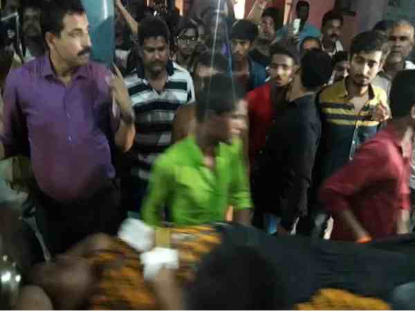 यूपी: सीएमओ की डांट सुन ऑपरेशन बीच में छोड़ चला गया डॉक्टर, गुस्साए परिजनों ने किया चक्का जाम यूपी: सीएमओ की डांट सुन ऑपरेशन बीच में छोड़ चला गया डॉक्टर, गुस्साए परिजनों ने किया चक्का जाम