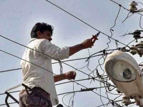 यूपी: पहले की तरह महिलाओं को आगे कर मुकदमें से नहीं बच सकेंगे बिजली चोर, विभाग ने बनाई योजना यूपी: पहले की तरह महिलाओं को आगे कर मुकदमें से नहीं बच सकेंगे बिजली चोर, विभाग ने बनाई योजना