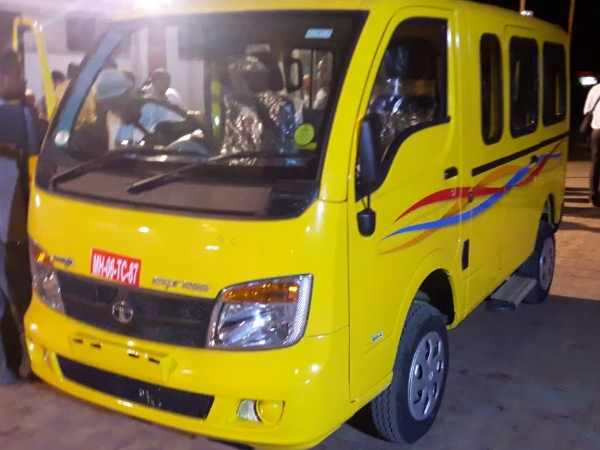 children sitting in school van caught fire, all rescued by police children sitting in school van caught fire, all rescued by police