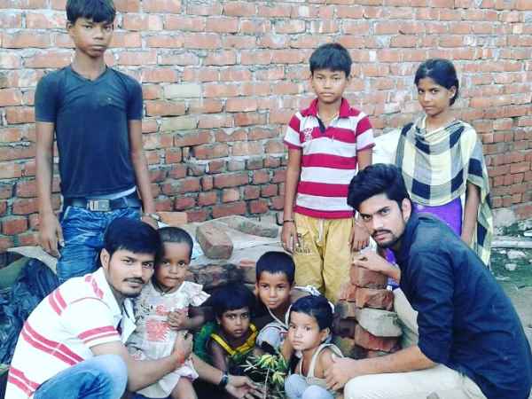 मलिन बस्तियों के बच्चों को किया जा रहा है साक्षर