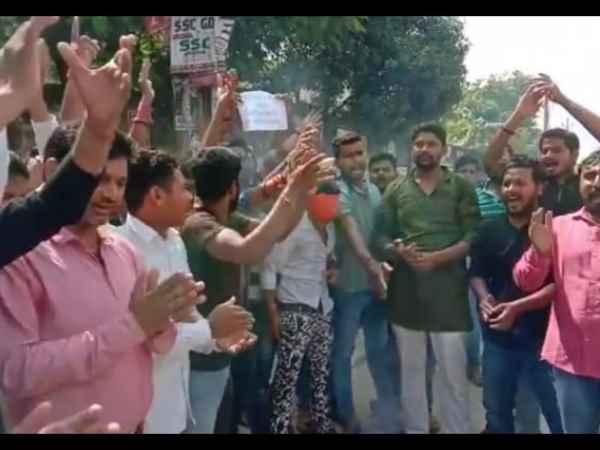 SC ST act protest in pm modis constituency, people burn the Effigy of Pm modi SC ST act protest in pm modis constituency, people burn the Effigy of Pm modi