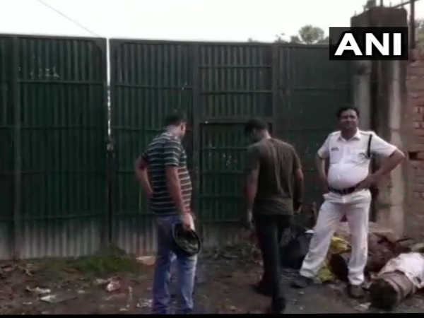 कुछ शव सड़ चुके हैं और कुछ आधे सड़े हुए हैं