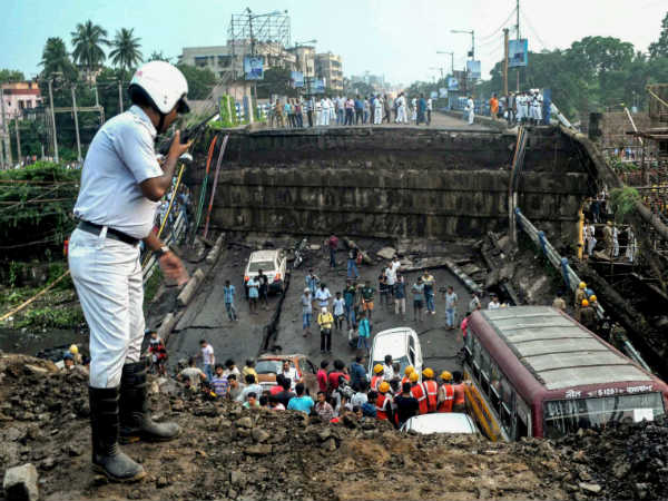 कोलकाता में माझेरहाट फ्लाईओवर गिरा कोलकाता में माझेरहाट फ्लाईओवर गिरा