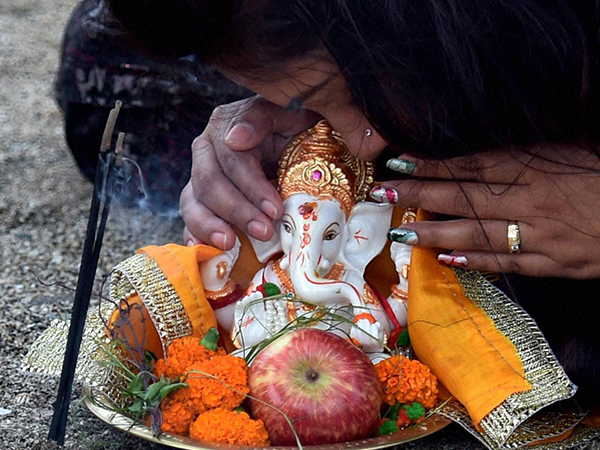 चांद ने मांगी गणपति से माफी