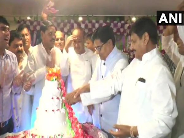 शिवपाल ने खिलाया था रामगोपाल को केक