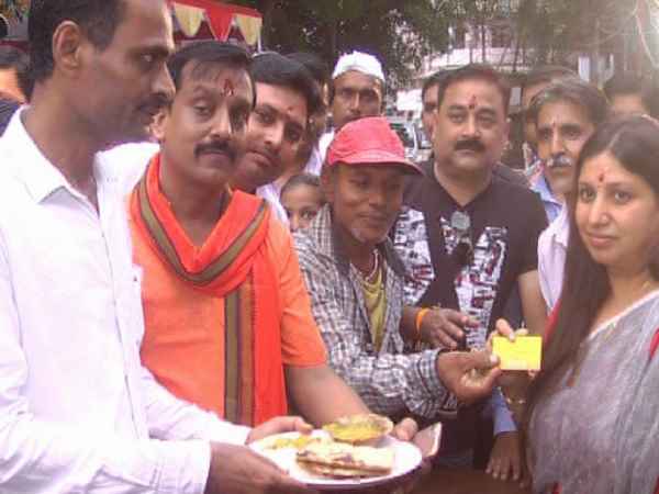 Yogi plate, started in Allahabad, gets food in 10, free to the poor Yogi plate, started in Allahabad, gets food in 10, free to the poor