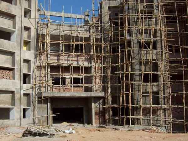 Delhi: Four labourers died after the wire of a lift broke and the lift fell at an under-construction house in Narela. Case registered against the construction company. Delhi: Four labourers died after the wire of a lift broke and the lift fell at an under-construction house in Narela. Case registered against the construction company.