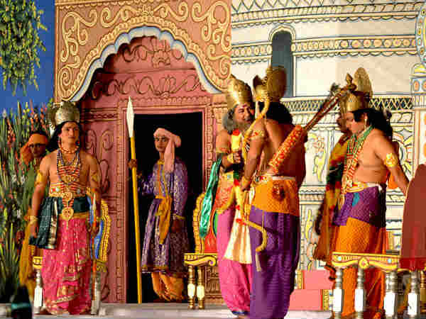 मनाने पहुंचे आला अधिकारी