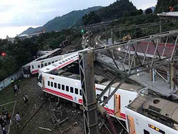 ताइवान में पटरी से उतरी ट्रेन, 17 की मौत, 132 घायल ताइवान में पटरी से उतरी ट्रेन, 17 की मौत, 132 घायल