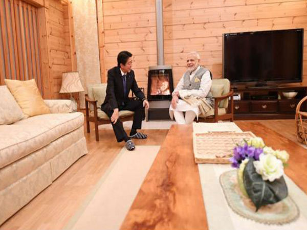 आबे ने सिखाया चॉपस्टिक ने खाना