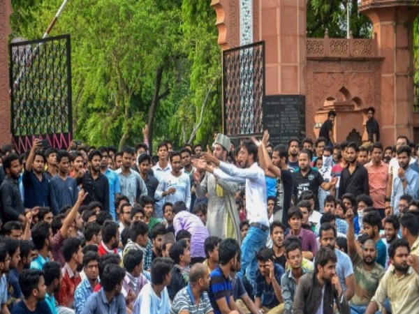 AMU:1,200 कश्मीरी छात्रों ने यूनिवर्सिटी छोड़ने की दी धमकी AMU:1,200 कश्मीरी छात्रों ने यूनिवर्सिटी छोड़ने की दी धमकी