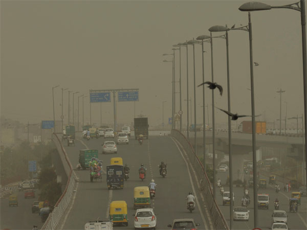 प्रदूषण के गुब्बारों से ढका दिल्ली-एनसीआर प्रदूषण के गुब्बारों से ढका दिल्ली-एनसीआर