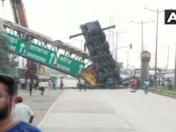 foot overbridge collapsed near Vashi Police Naka Thane Maharashtra foot overbridge collapsed near Vashi Police Naka Thane Maharashtra