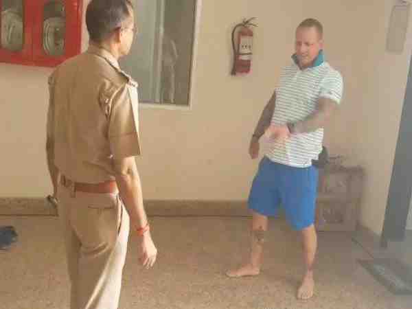 american boy beats delhi girl in vrindavan then showed knife to police american boy beats delhi girl in vrindavan then showed knife to police