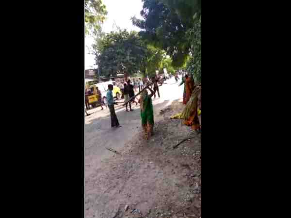 two groups fighting with batons in pratapgarh two groups fighting with batons in pratapgarh