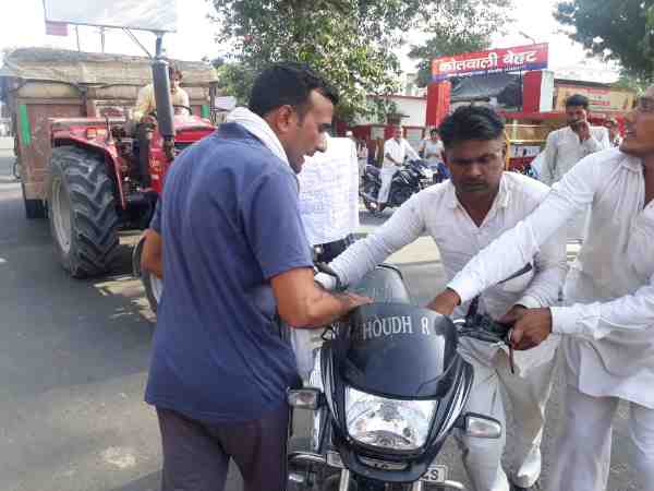 people of two group conflicting in front of kotwali police station in saharanpur people of two group conflicting in front of kotwali police station in saharanpur
