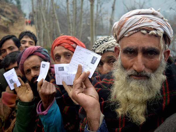 J&K: आखिरी चरण के लिए मतदान शुरू, मैदान में 156 प्रत्याशी J&K: आखिरी चरण के लिए मतदान शुरू, मैदान में 156 प्रत्याशी